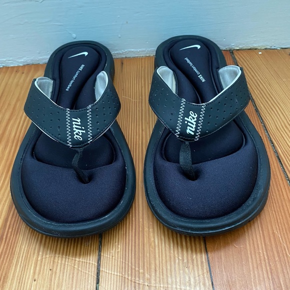 Nike Sandals Women’s Sz 9 Comfort Footbed Black Thong Foam Slide Flip Flop Shoe - Picture 1 of 7